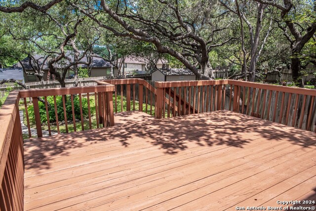 Listing photo id 34 for 225 Samantha Dr