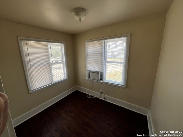 Image 5 of 9 For 905 Lynwood Ave W 1