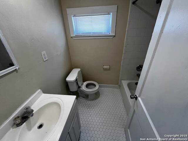 Image 6 of 9 For 905 Lynwood Ave W 1