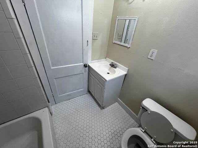 Image 7 of 9 For 905 Lynwood Ave W 1