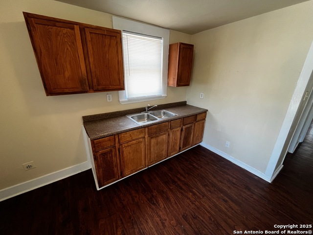 Image 8 of 9 For 905 Lynwood Ave W 1