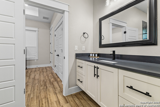 Image 33 of 66 For 140 Summer Meadow Dr