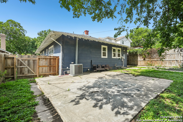 Image 22 of 28 For 1139 Russell Pl W