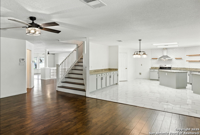 Image 11 of 39 For 22023 Oriole Hill Dr.