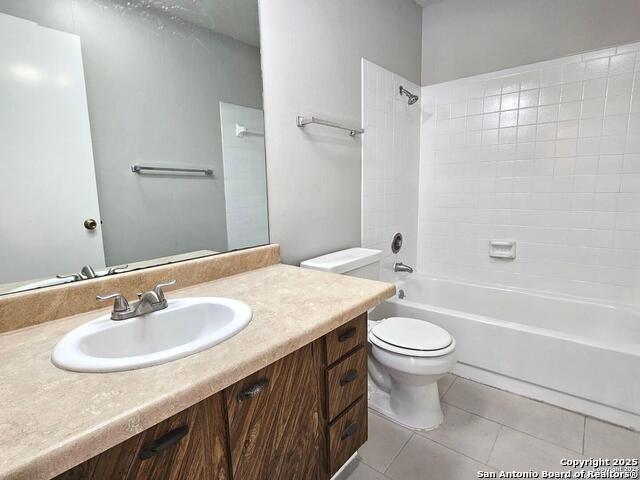 Listing photo id 6 for 3843 Barrington Dr 262