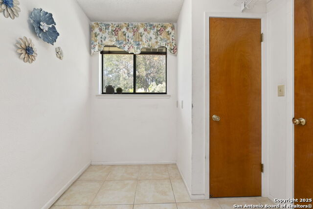 Listing photo id 16 for 19507 Encino Gap