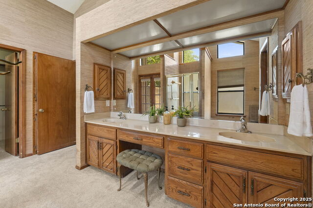 Listing photo id 21 for 19507 Encino Gap