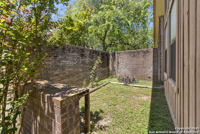 Listing photo id 28 for 19507 Encino Gap