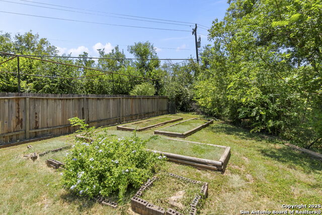 Listing photo id 32 for 19507 Encino Gap
