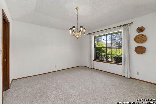 Listing photo id 5 for 19507 Encino Gap