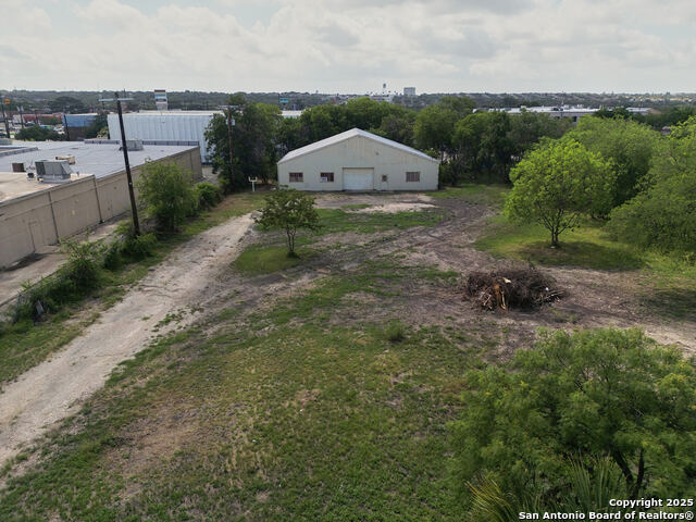 Listing photo id 9 for 6812 Sawyer