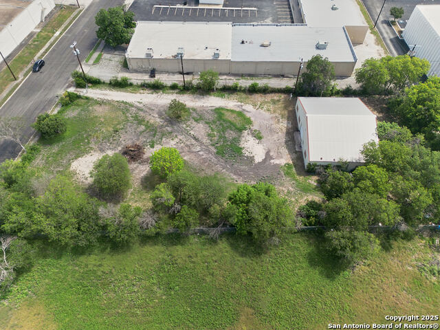 Listing photo id 2 for 6812 Sawyer