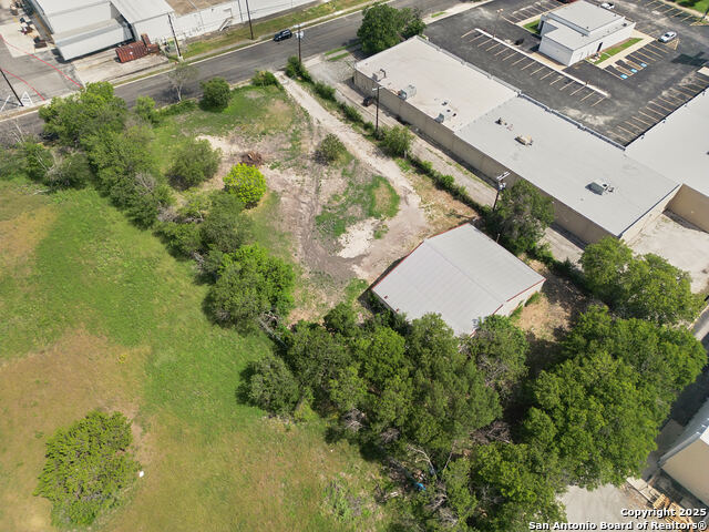 Listing photo id 3 for 6812 Sawyer