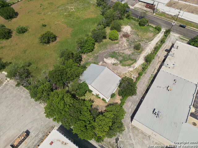 Listing photo id 4 for 6812 Sawyer