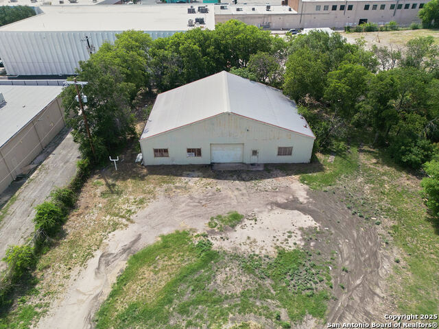 Listing photo id 5 for 6812 Sawyer