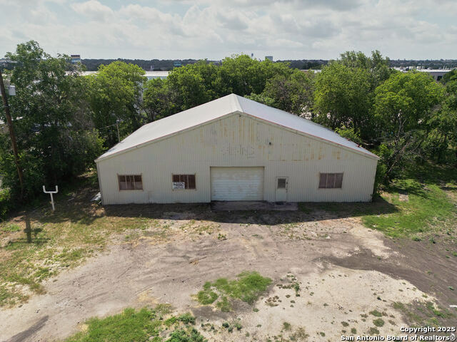 Listing photo id 6 for 6812 Sawyer