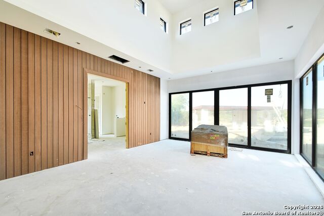 Listing photo id 10 for 104 S Tower Drive