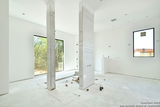 Listing photo id 13 for 104 S Tower Drive