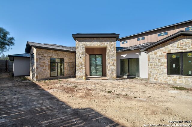 Listing photo id 0 for 104 S Tower Drive
