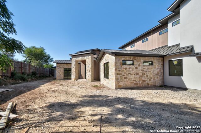Listing photo id 1 for 104 S Tower Drive