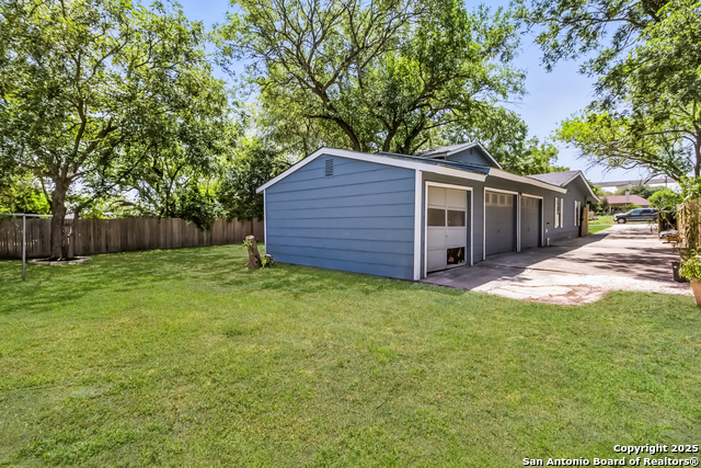 Listing photo id 14 for 8265 Utopia