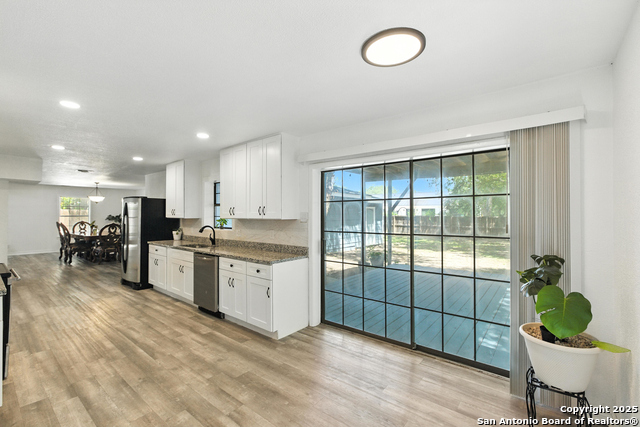 Listing photo id 3 for 8265 Utopia