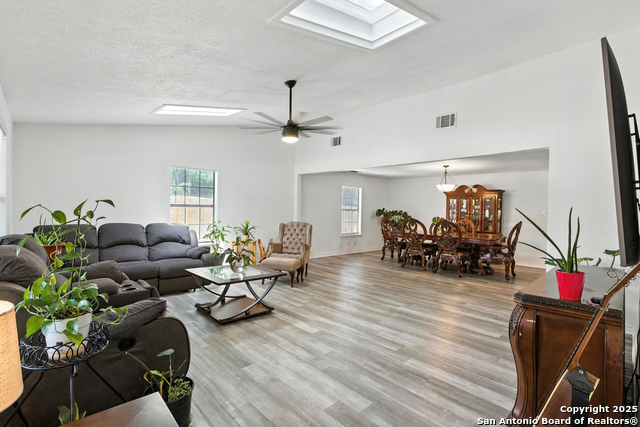 Listing photo id 5 for 8265 Utopia