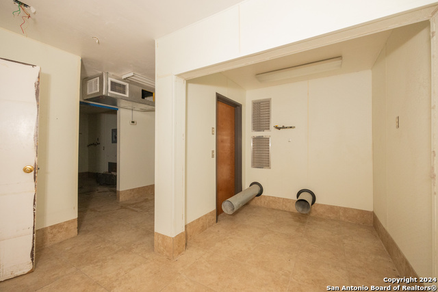 Listing photo id 8 for 3002 Avenue Q