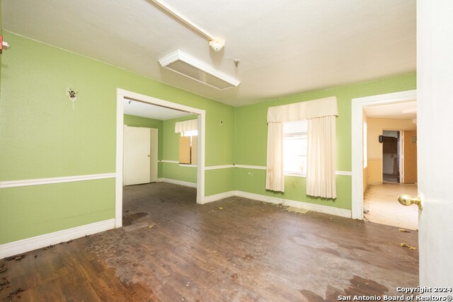 Listing photo id 9 for 3002 Avenue Q