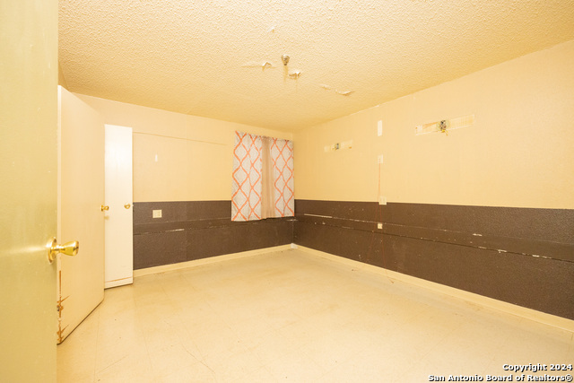 Listing photo id 12 for 3002 Avenue Q