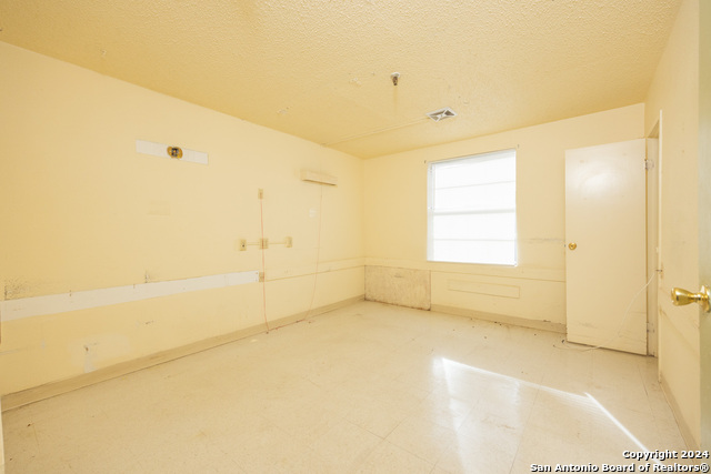 Listing photo id 13 for 3002 Avenue Q