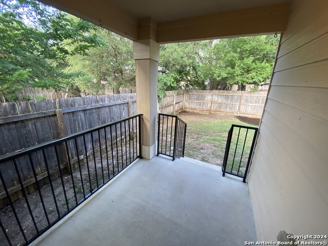 Listing photo id 12 for 141 Lone Star