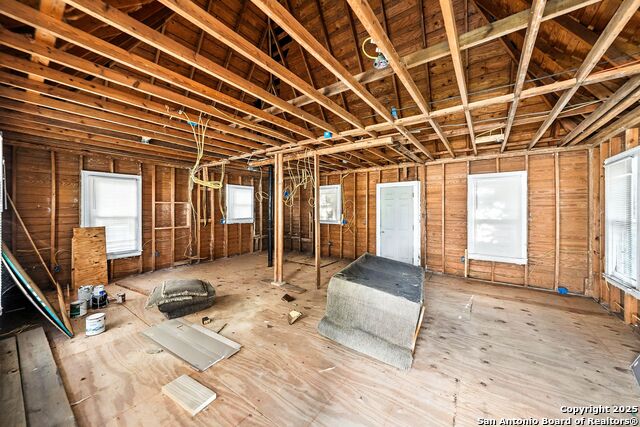 Image 16 of 33 For 930 Grayson St E