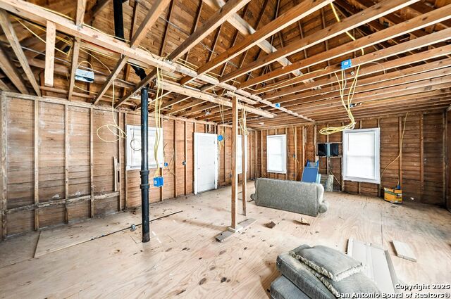 Image 17 of 33 For 930 Grayson St E