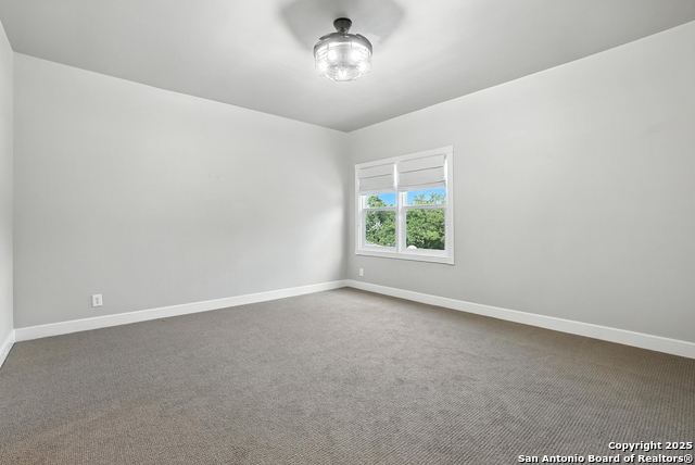 Image 29 of 37 For 5 Sherborne Ln