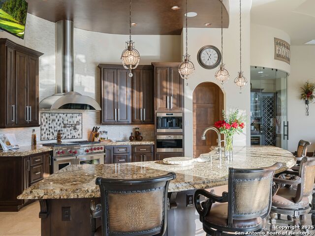 Listing photo id 12 for 131 Champions Bend