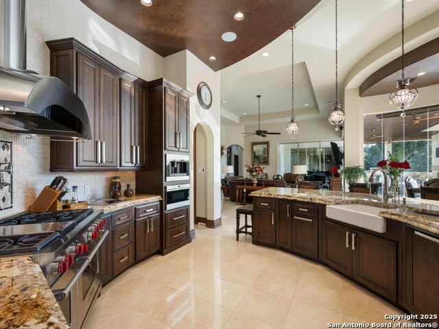 Listing photo id 13 for 131 Champions Bend