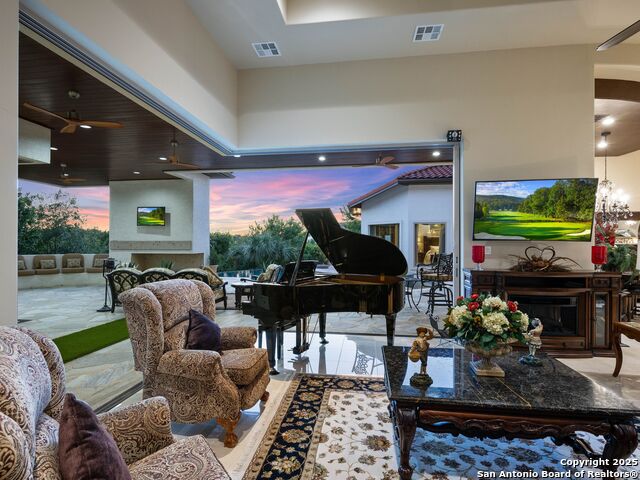 Listing photo id 19 for 131 Champions Bend