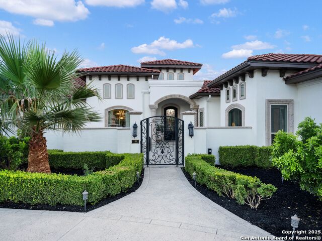 Listing photo id 1 for 131 Champions Bend
