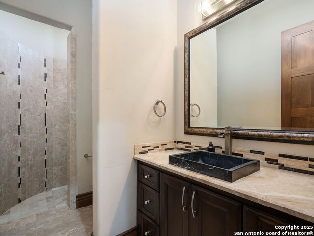 Listing photo id 34 for 131 Champions Bend