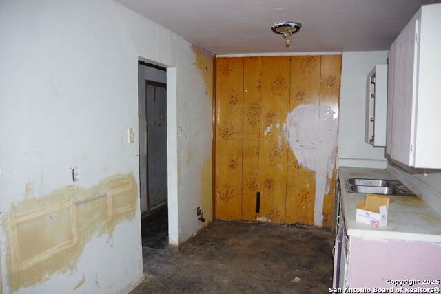 Listing photo id 3 for 2131 Athel Ave.