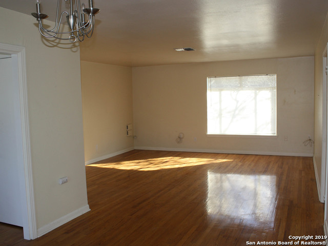 Listing photo id 4 for 1027 Shook Ave