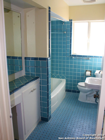 Listing photo id 5 for 1027 Shook Ave