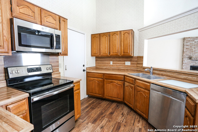 Image 9 of 22 For 9515 Woodland Hills
