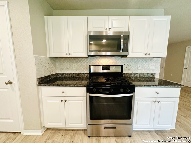 Listing photo id 10 for 10218 Relic Oaks
