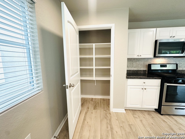 Listing photo id 11 for 10218 Relic Oaks