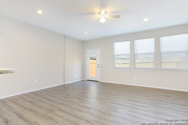 Image 4 of 17 For 6922 Crestway Rd