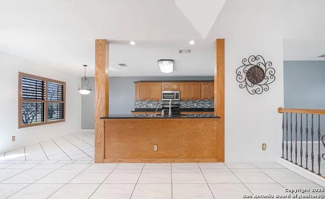 Image 7 of 13 For 415 Oak Village