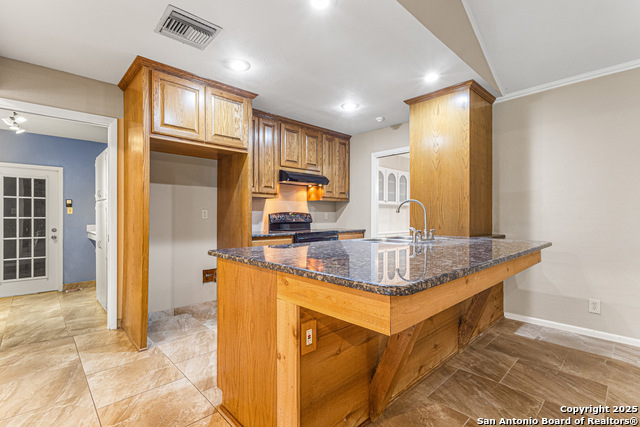 Listing photo id 8 for 6674 Pembroke Rd
