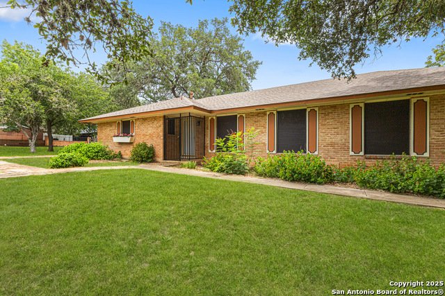 Listing photo id 1 for 6674 Pembroke Rd